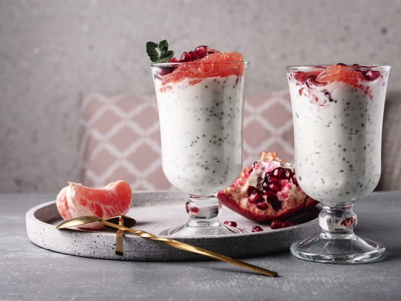 Zwei Gläser Chia-Joghurt-Pudding mit Grapefruit auf einem Tisch