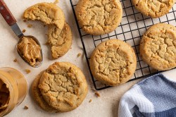 Erdnussbutter-Cookies auf einem Tisch mit Kuchengitter