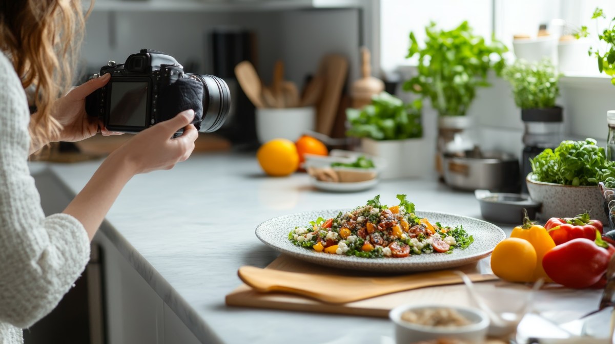 Frau fotografiert selbst zubereitetes Essen