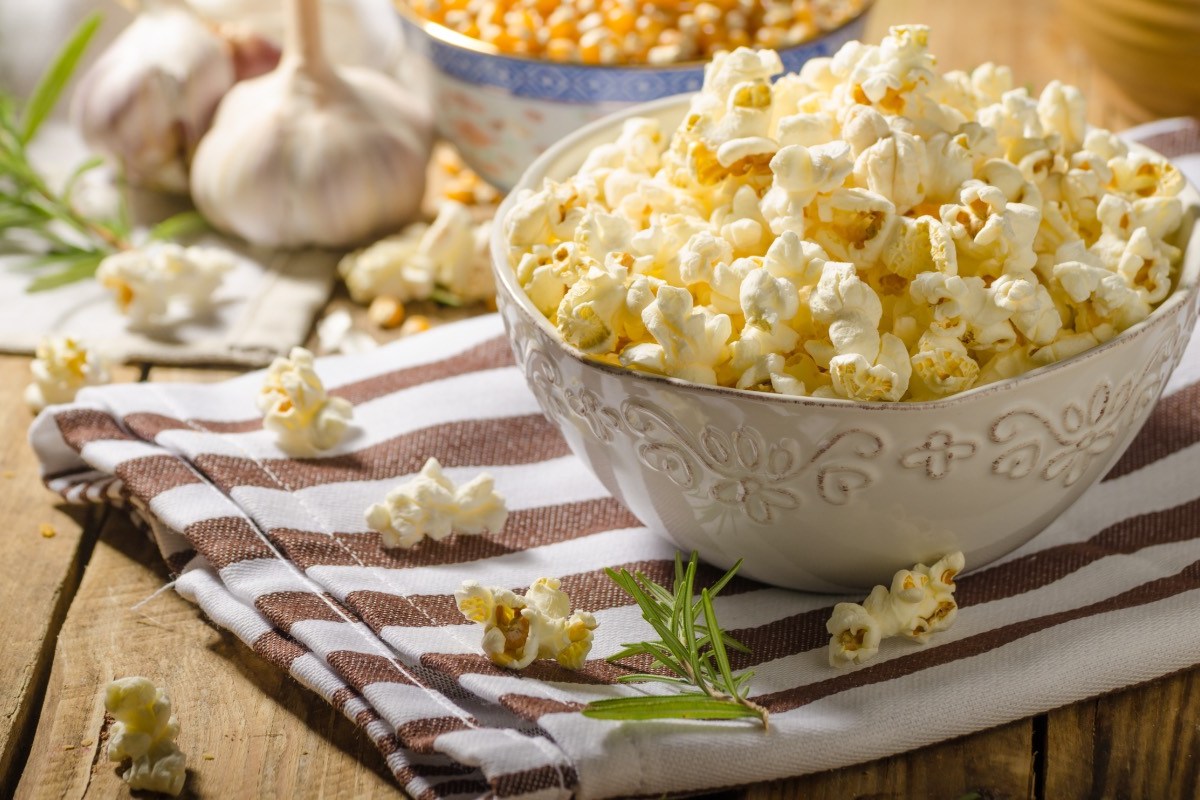 Knoblauch-Popcorn aus dem Airfryer in einer Schale.