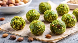 Matcha-Energy-Balls auf Backpapier