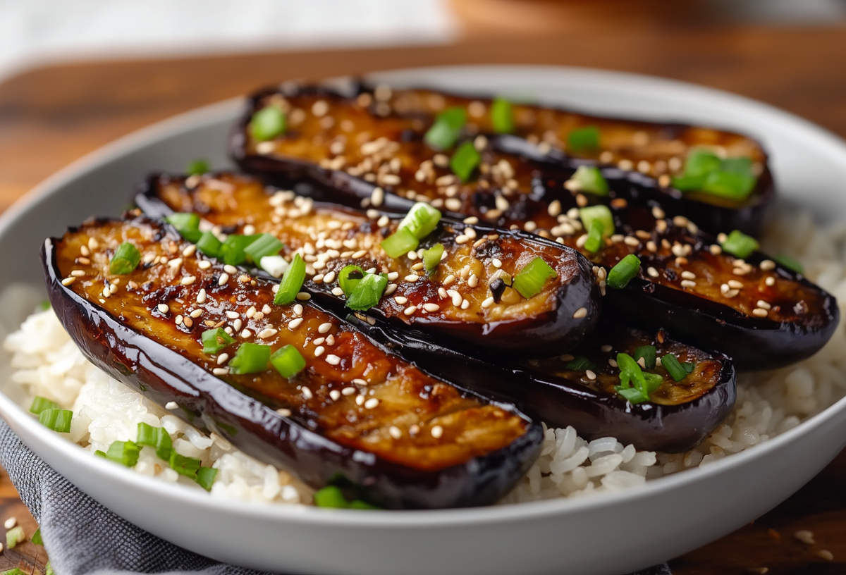 Miso-Auberginen in einer Schüssel mit Reis.