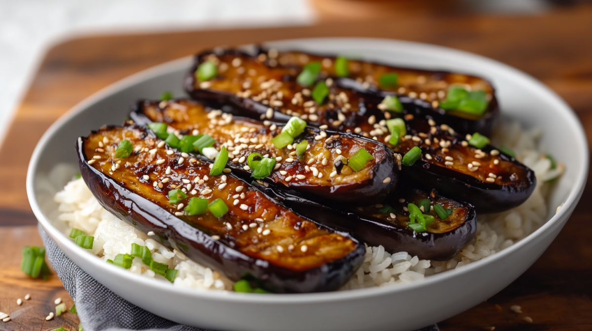 Miso-Auberginen in einer Schüssel mit Reis.