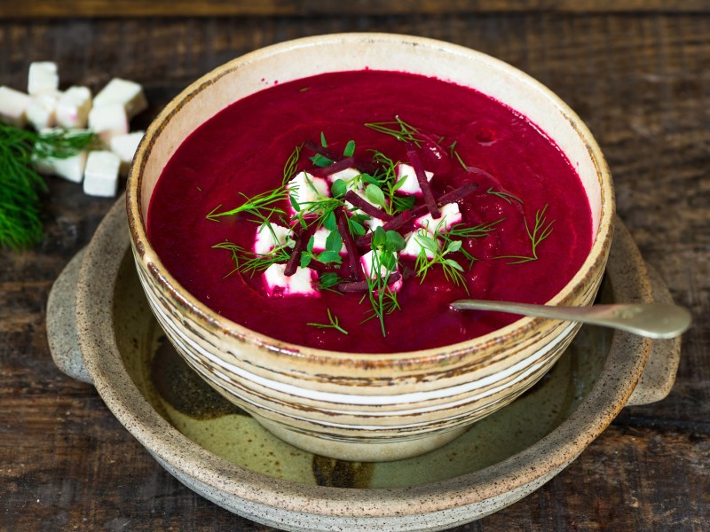 Eine Schüssel Rote-Bete-Cremesuppe mit Feta und Dill.