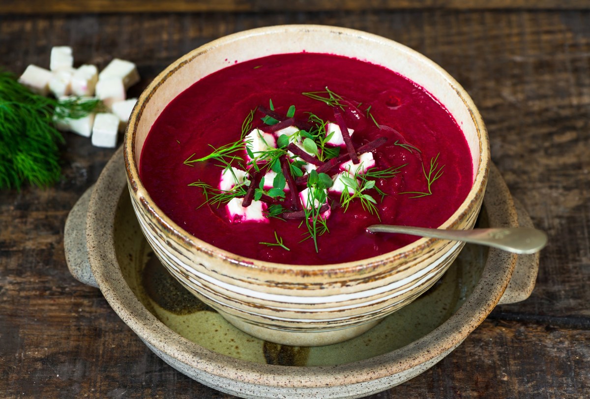 Eine Schüssel Rote-Bete-Cremesuppe mit Feta und Dill.