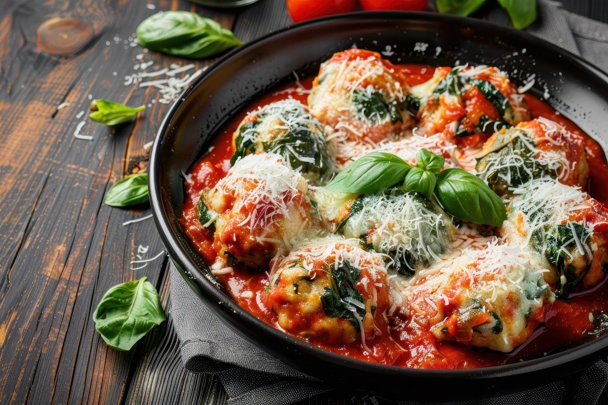 Auflaufform mit Spinat-Ricotta-Knödel in Tomatensoße