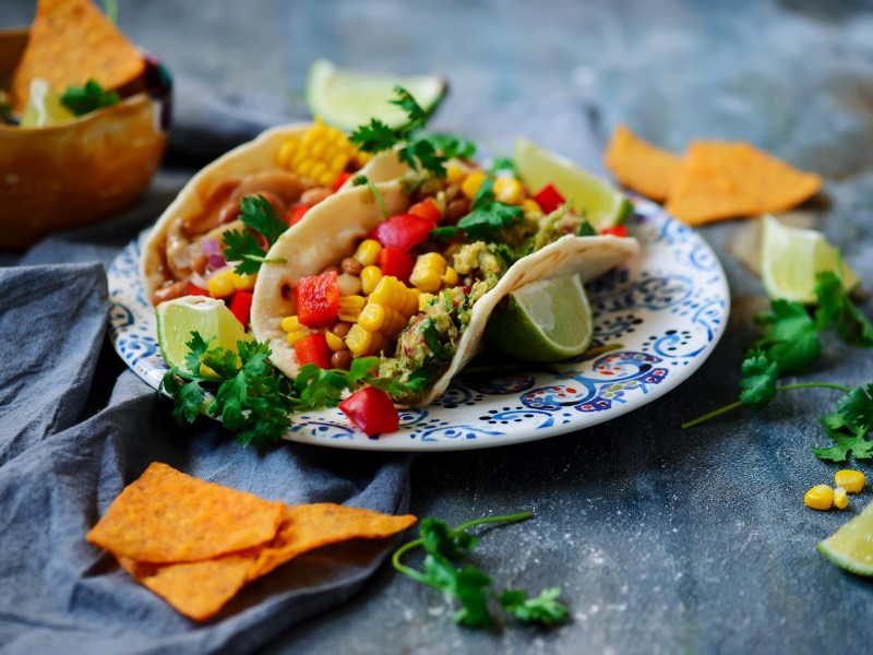 Teller mit veganen Guacamole-Bohnen-Tacos