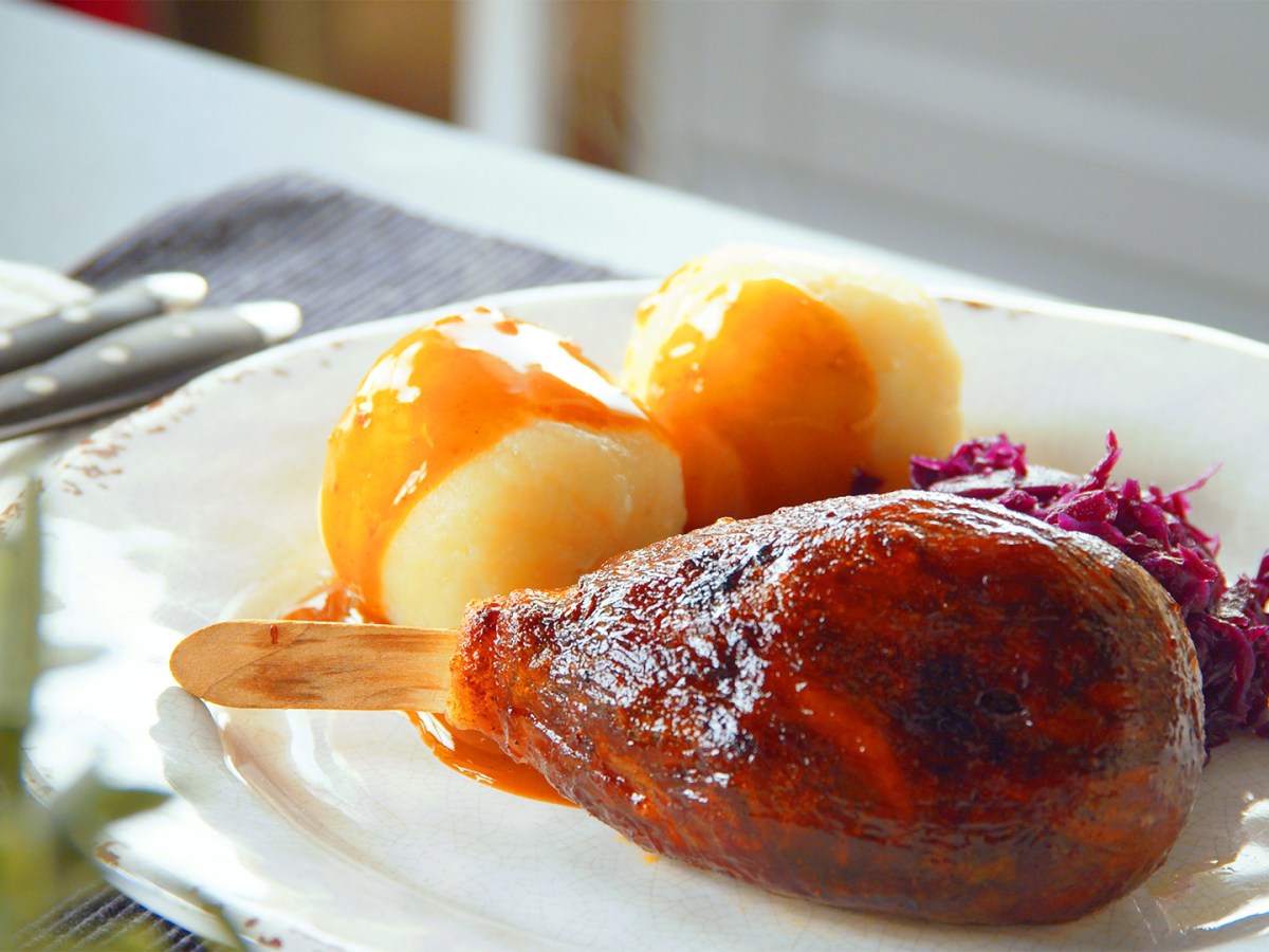 Vegane Hähnchenkeule aus Austernpilzen, dazu Klöße und Rotkohl.