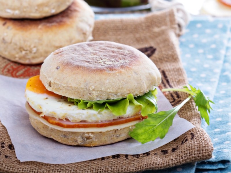 Ein selbstgemachtes Toastie mit Schinken, Ei und Salat belegt.