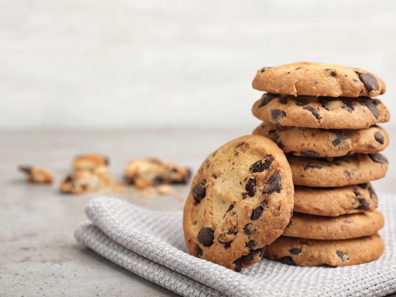 Ein Stapel Erdnussbutter-Schoko-Cookies ohne Mehl auf einer Stoffserviette.