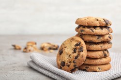 Ein Stapel Erdnussbutter-Schoko-Cookies ohne Mehl auf einer Stoffserviette.