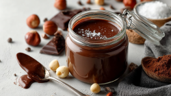 Ein Glas Nuss Nougat Creme ohne Zucker, bestreut mit etwas Meersalz.