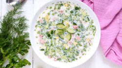 Eine Schüssel Okroshka – kalte Gurkensuppe – in der Draufsicht.