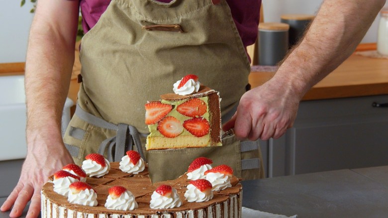 Dieser Milchschnittenkuchen mit Matcha und Erdbeeren ist ein Traum