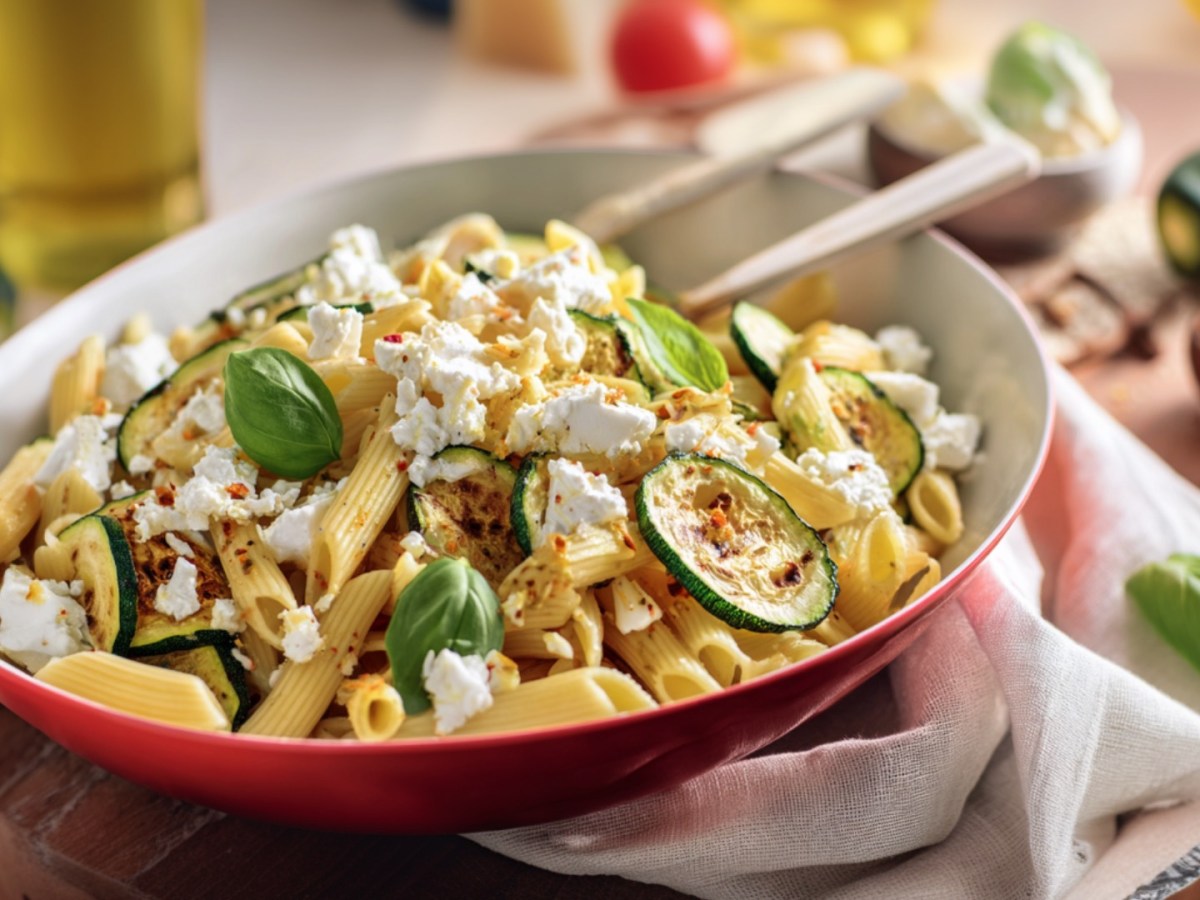 Nudelsalat mit gebratener Zucchini und Feta ist lecker und schnell gemacht